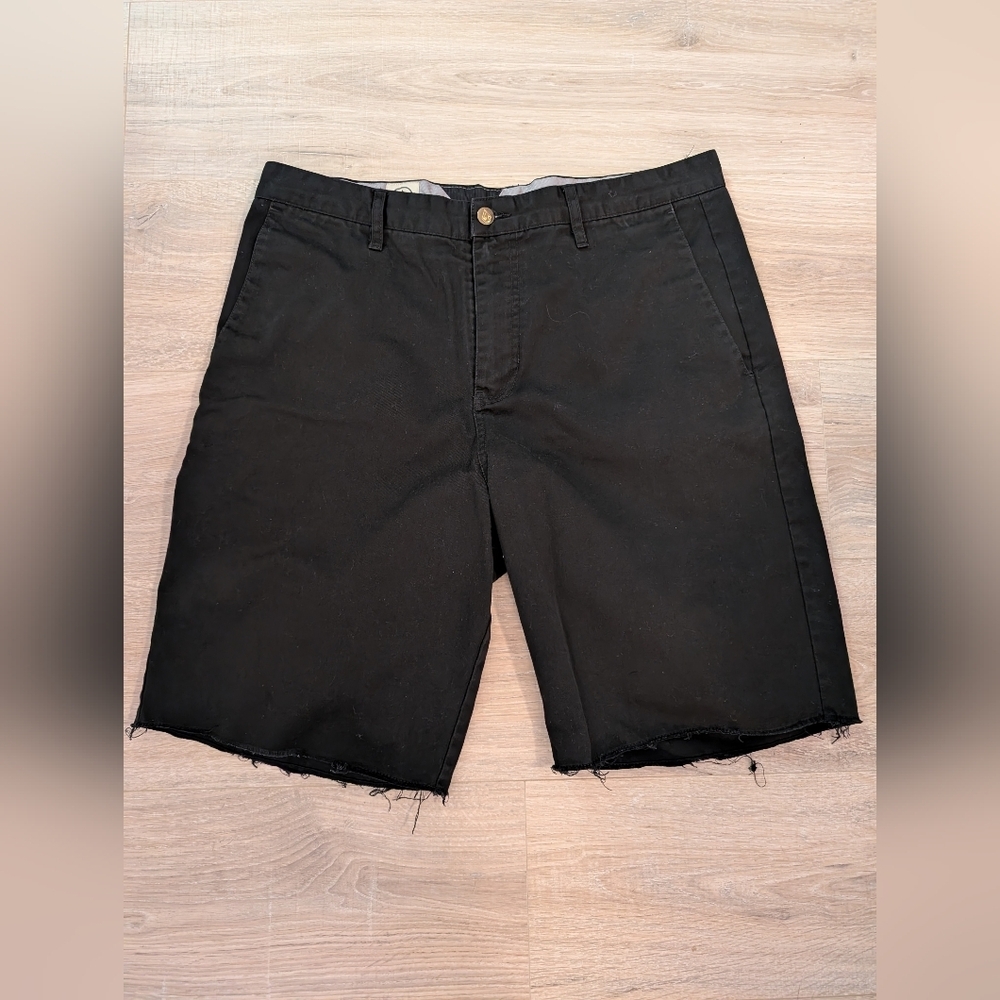 Vintage Y2K Men's Volcolm Black Long Skater Shorts Size 34 W/ Frayed Edges